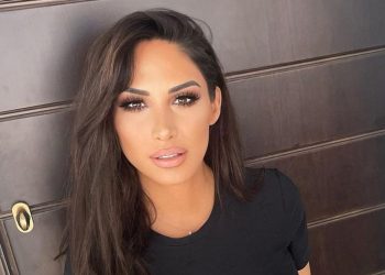 Λένα Ζευγαρά – «Έχω Στεναχώρια» – Το τραγούδι της που έχει κατακτήσει το κοινό!