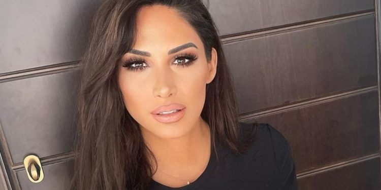 Λένα Ζευγαρά – «Έχω Στεναχώρια» – Το τραγούδι της που έχει κατακτήσει το κοινό!