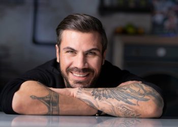 Άκης Πετρετζίκης: Ο γıος του Αχιλλέας “έλιωσε” καρδιές ντυμένος τσολιάς στην παρέλαση της 25ης Μαρτίου