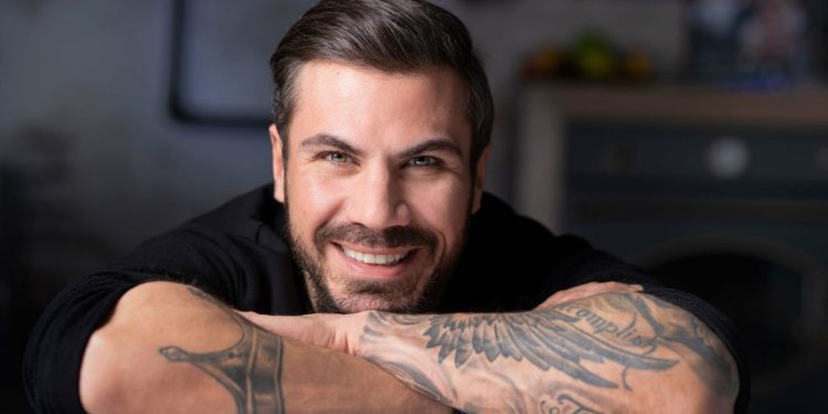 Άκης Πετρετζίκης: Ο γıος του Αχιλλέας “έλιωσε” καρδιές ντυμένος τσολιάς στην παρέλαση της 25ης Μαρτίου