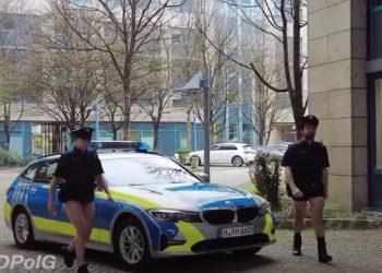 Βαυαρία: Αστυνομικοί έβγαλαν τα παντελόνια τους για να διαμαρτυρηθούν για την έλλειψη στολών