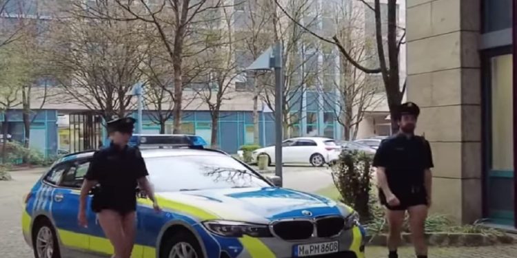 Βαυαρία: Αστυνομικοί έβγαλαν τα παντελόνια τους για να διαμαρτυρηθούν για την έλλειψη στολών