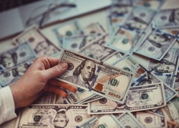 Σύμη: Κάτοικος βρήκε στην παραλία τσάντα με 2,5 εκατομμύρια δολάρια