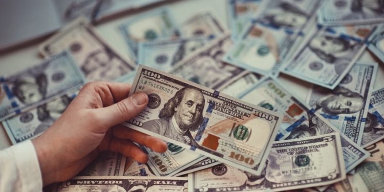 Σύμη: Κάτοικος βρήκε στην παραλία τσάντα με 2,5 εκατομμύρια δολάρια