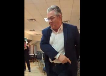 Νέα Υόρκη: Έγινε viral το ζεϊμπέκικο που χόρεψε ο Δημήτρης Κουτσούμπας