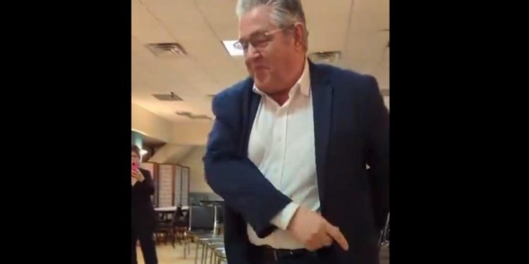 Νέα Υόρκη: Έγινε viral το ζεϊμπέκικο που χόρεψε ο Δημήτρης Κουτσούμπας