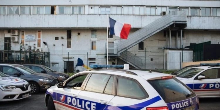 Άνδρας απειλεί να ανατιναχτεί στο ιρανικό προξενείο στο Παρίσι