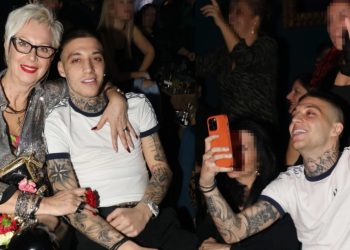 Ο Trannos διασκέδαζε με την μητέρα του στα μπουζούκια μέχρι το πρωί