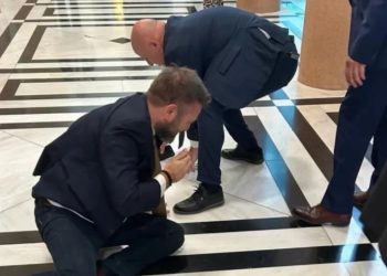 Βουλή: Πλακώθηκαν στις μπουνιές Φλώρος και Βελόπουλος