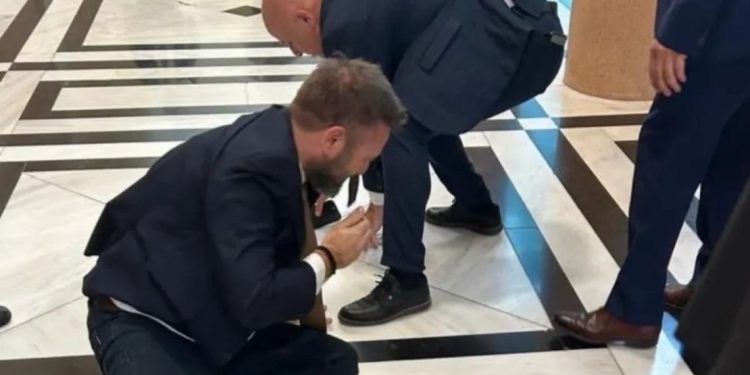 Βουλή: Πλακώθηκαν στις μπουνιές Φλώρος και Βελόπουλος