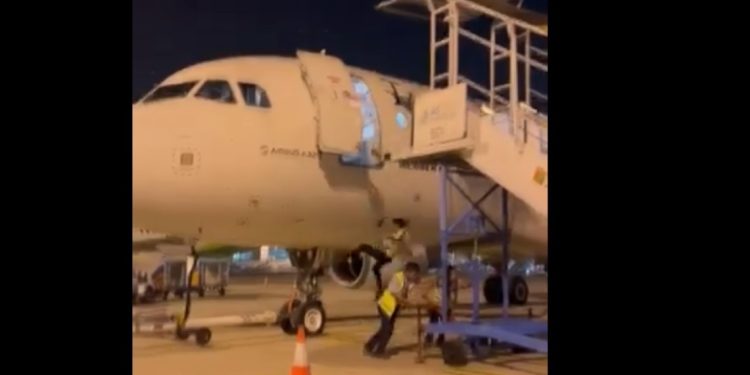 Άνδρας πέφτει από αεροσκάφος μετά την απομάκρυνση της σκάλας