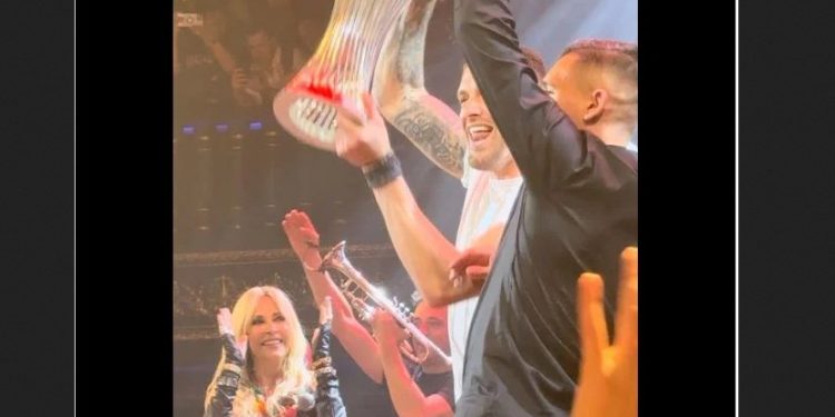 Άννα Βίσση: «Τρόλαρε» τους παίκτες του Ολυμπιακού – Τους έβαλε τον ύμνο του Παναθηναϊκού