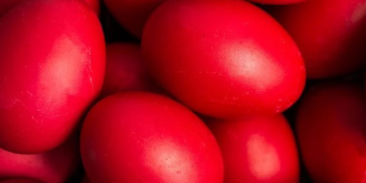 Τι συμβολίζει το βάψιμο των κόκκινων αυγών την Μεγάλη Πέμπτη