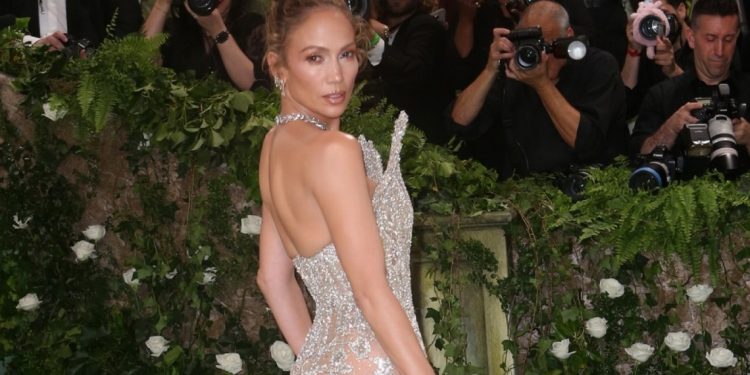 Τζένιφερ Λόπεζ: Ελληνίδα αεροσυνοδός «αδειάζει» την σταρ