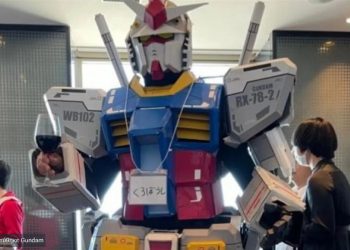 Απίστευτο: Άνδρας καλεσμένος σε γάμο εμφανίστηκε με στολή… ρομπότ