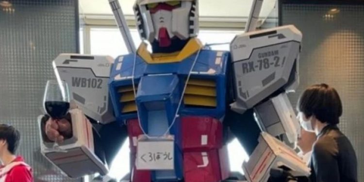 Απίστευτο: Άνδρας καλεσμένος σε γάμο εμφανίστηκε με στολή… ρομπότ