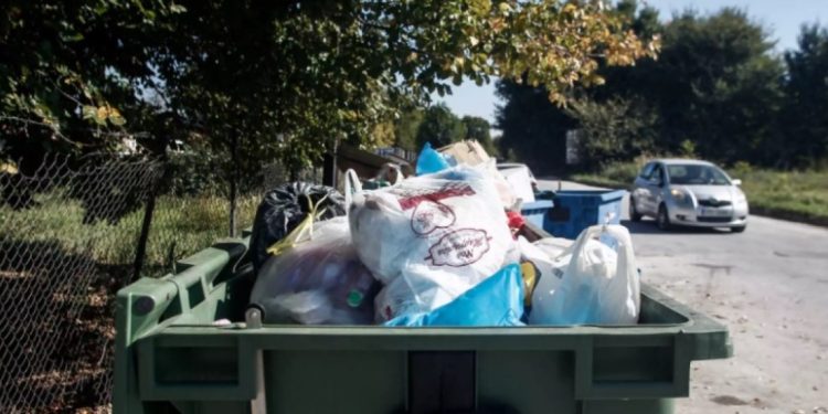 Χανιά: Έριξαν καυστικό υγρό στα σκουπίδια – Τραυματίστηκε εργαζόμενος της καθαριότητας