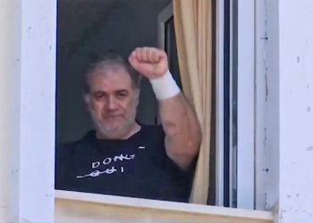 Σταρόβας: Με σηκωμένη γροθιά και μήνυμα «Μην τα παρατάς» λίγο πριν το εξιτήριο