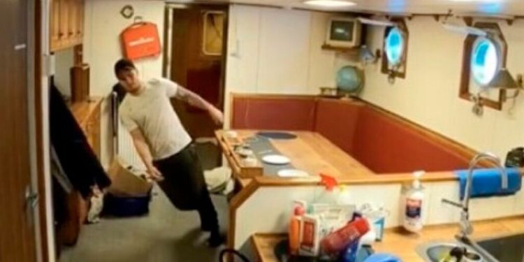 Βόρεια Θάλασσα: Σοκάρουν τα βίντεο με τα πλοία που χτυπούν στα κύματα