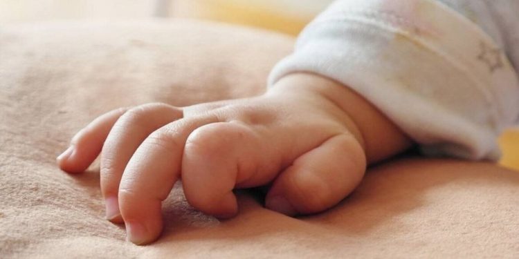 Γυναίκα έκτος «εαυτού», έβρισε μητέρα επειδή το μωρό της έκανε θόρυβο