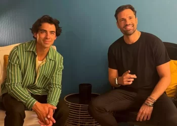 Joe Jonas: Στα μπουζούκια με τον Κωνσταντίνο Αργυρό