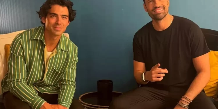 Joe Jonas: Στα μπουζούκια με τον Κωνσταντίνο Αργυρό