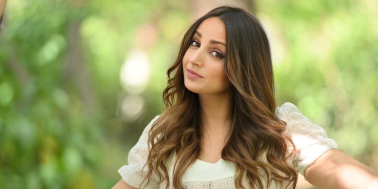 Το νέο καλοκαιρινό τραγούδι της Κρίνθη Ζήρα