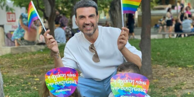 Παντελής Τουτουντζής: Στο γκέι pride μαζί με τα παιδάκια του