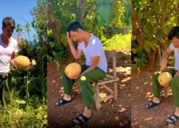 Σάκης Ρουβάς: Δοκιμάζει το πρώτο πεπόνι του κήπου του