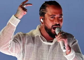 Slimane: H ανατρεπτική εμφάνιση στη Μύκονο με φούστα και chunky sneakers