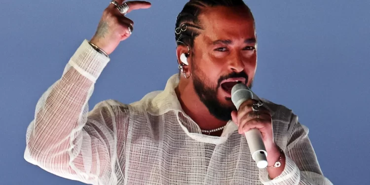 Slimane: H ανατρεπτική εμφάνιση στη Μύκονο με φούστα και chunky sneakers