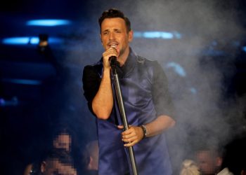 Η άφιξη του Νίκου Βέρτη στην Ψαρού με σκάφος