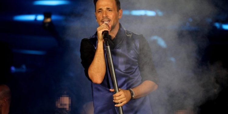 Η άφιξη του Νίκου Βέρτη στην Ψαρού με σκάφος