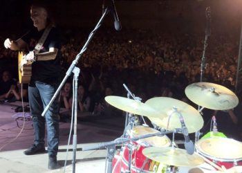 Αποθέωση για 11χρονο που έπαιξε ντραμς σε συναυλία των Πυξ Λαξ