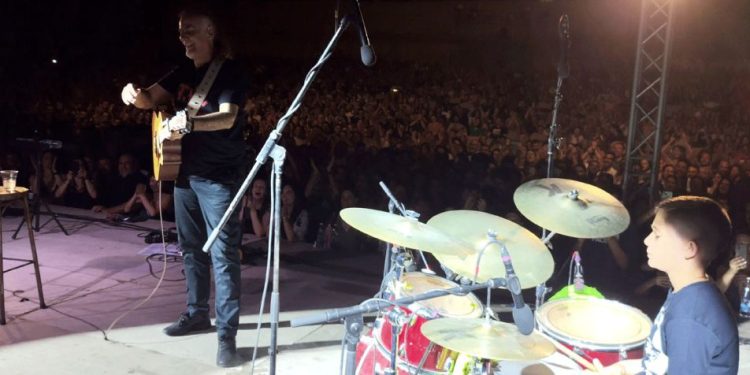 Αποθέωση για 11χρονο που έπαιξε ντραμς σε συναυλία των Πυξ Λαξ
