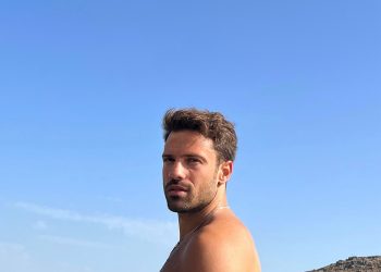 Ο Κωνσταντίνος Αργυρός τραγουδά «Το Καλοκαίρι Μας»