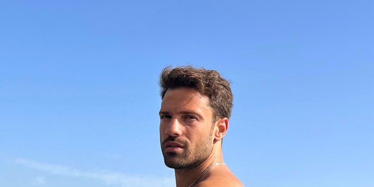 Ο Κωνσταντίνος Αργυρός τραγουδά «Το Καλοκαίρι Μας»