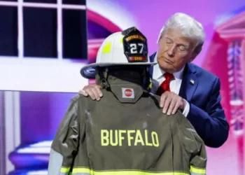 Τραμπ: Φίλησε τη στολή του πυροσβέστη που σκοτώθηκε κατά την απόπειρα δολοφονίας του