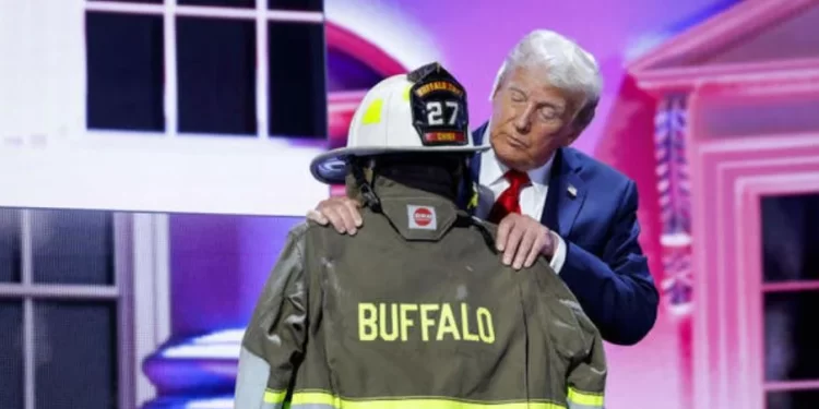 Τραμπ: Φίλησε τη στολή του πυροσβέστη που σκοτώθηκε κατά την απόπειρα δολοφονίας του