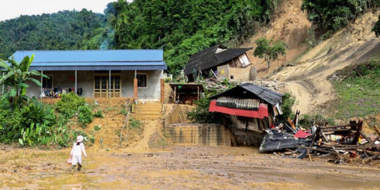 Βιετνάμ: Σαρωτική κακοκαιρία – 10 νεκροί και 9 αγνοούμενοι
