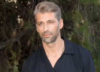 Αλέξης Παππάς: Ελεύθερος και ωραίος στα στενάκια της Μυκόνου