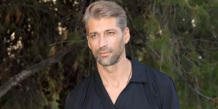 Αλέξης Παππάς: Ελεύθερος και ωραίος στα στενάκια της Μυκόνου