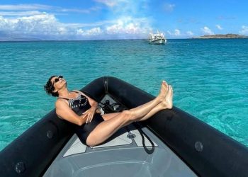 Η Άλκηστις Πρωτοψάλτη με μαύρο ολόσωμο μαγιό πάνω σε σκάφος