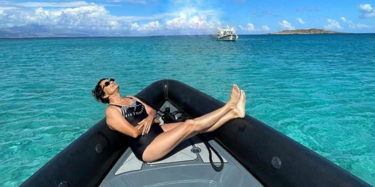 Η Άλκηστις Πρωτοψάλτη με μαύρο ολόσωμο μαγιό πάνω σε σκάφος