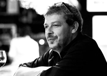 Ο Δημήτρης Καζαντζής παίζει Βασίλη Τσιτσάνη σε τζαζ διασκευές