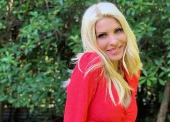 Ηλιοκαμένη και χωρίς ίχνος μακιγιάζ στην Άνδρο  η Ελένη Μενεγάκη