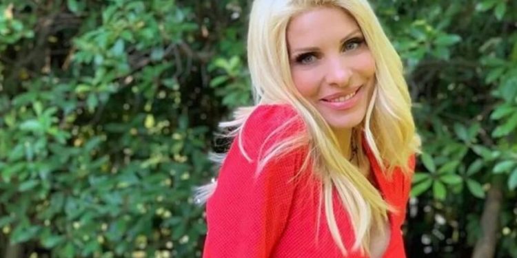 Ηλιοκαμένη και χωρίς ίχνος μακιγιάζ στην Άνδρο  η Ελένη Μενεγάκη