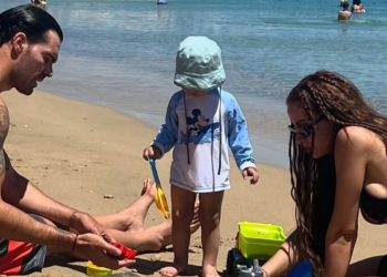 Ελένη Φουρέιρα: Παίζει στην παραλία με τον Μποτία και τον γιο τους