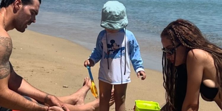 Ελένη Φουρέιρα: Παίζει στην παραλία με τον Μποτία και τον γιο τους