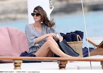 Η Ηλιάνα Παπαγεωργίου χαλαρώνει σε σκάφος στη Μύκονο
